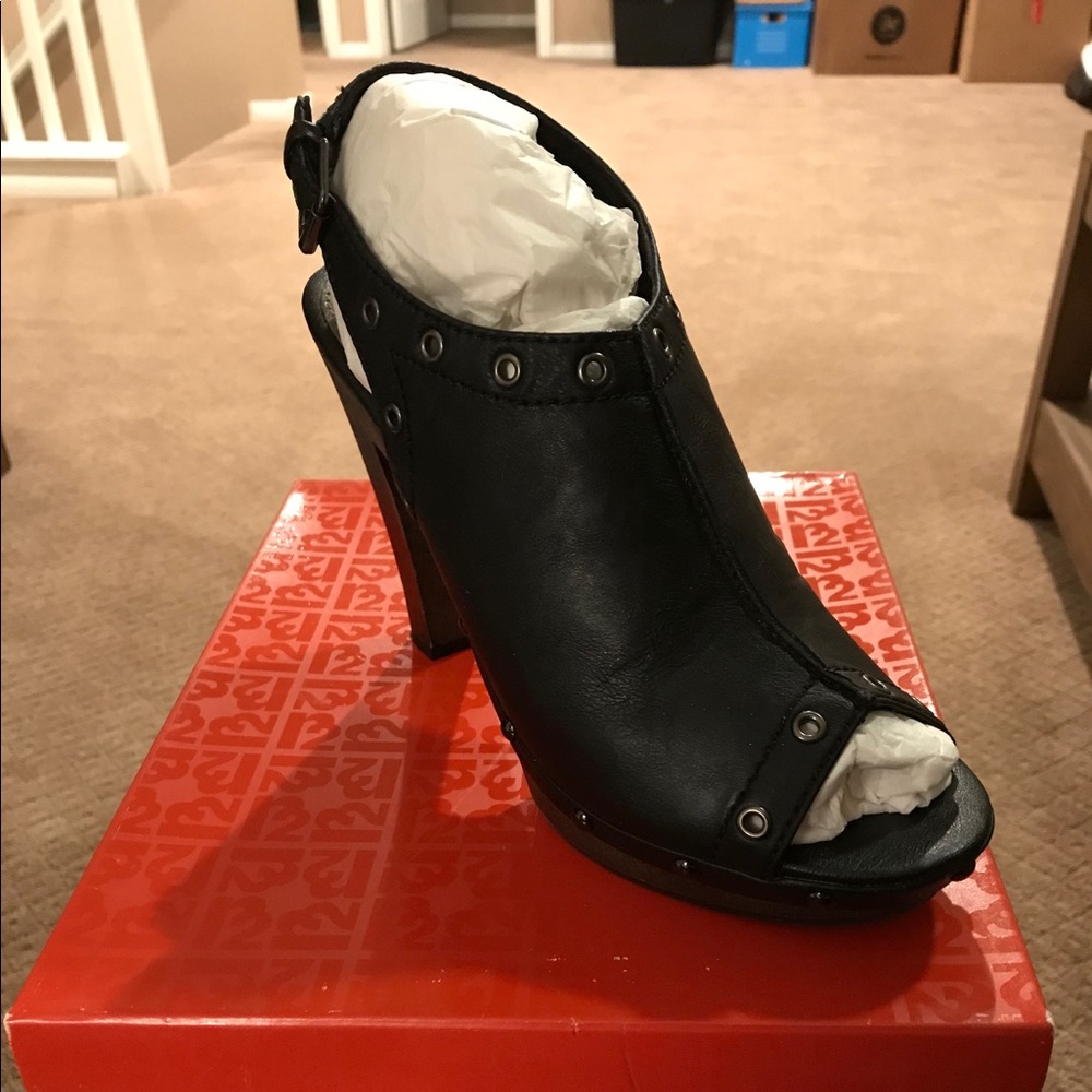 DSW Susana clogs size 9 New in box.